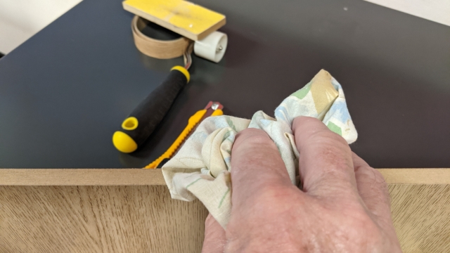<p>Wipe edge with cloth, remove all dust.</p>
