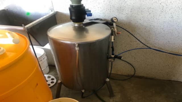 <p>Make sure teat sprayer is full and the teat spray room.</p>