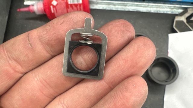 <p>Insert the small spring between the parts</p>
