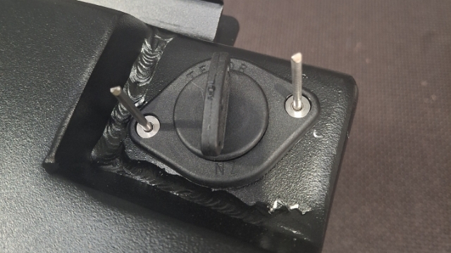 <p>Using 4mm CSK rivets, rivet the inlet/bung to water tank.</p>