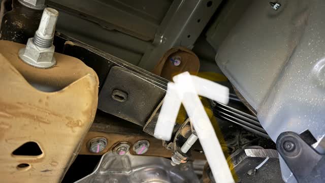 <p><strong>Middle Mounts</strong></p>
<ul>
<li>18mm 3rd mount. limited access due to leaf springs. Use 18mm ratchet spanner if required.</li>
</ul>