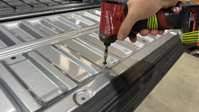 <p>T20 Torx bit. Remove the additional screws to remove the steel tailgate panel.</p>